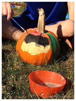 pumpkins_being_painted