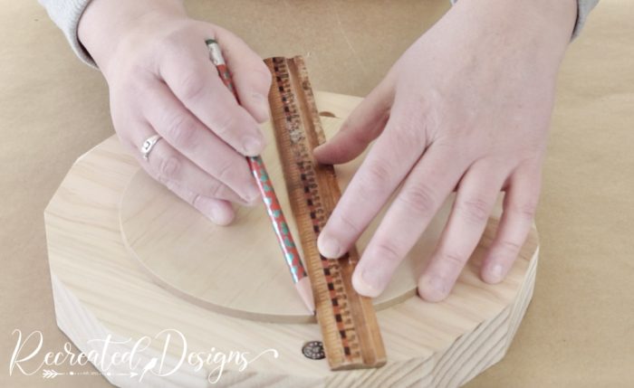 finding the centre of a wood round with a ruler